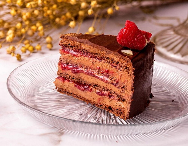 kremasta-i-sochna-baron-torta-so-mnogu-chokolado-i-malini-02.jpg