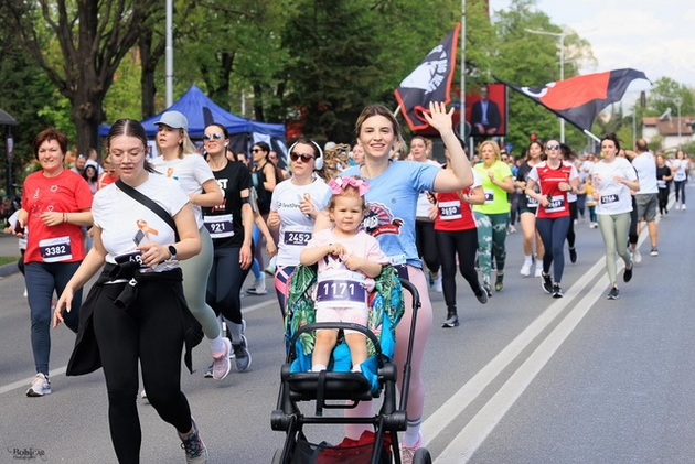 majka-i-kjerka-od-makedonija-se-oblekuvaat-vo-ton-teshko-e-da-se-najdat-isti-parchinja-za-da-sme-celosno-usoglaseni-07.jpg