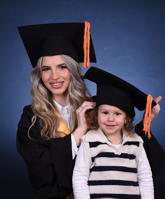 majka-i-kjerka-od-makedonija-se-oblekuvaat-vo-ton-teshko-e-da-se-najdat-isti-parchinja-za-da-sme-celosno-usoglaseni-14.jpg