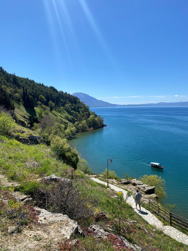 na-odmor-so-magdalena-vo-ohrid-na-tura-so-gliser-vidov-skriena-priroda-kokteli-se-do-500-denari-isto-kolku-vo-komo-09.jpg