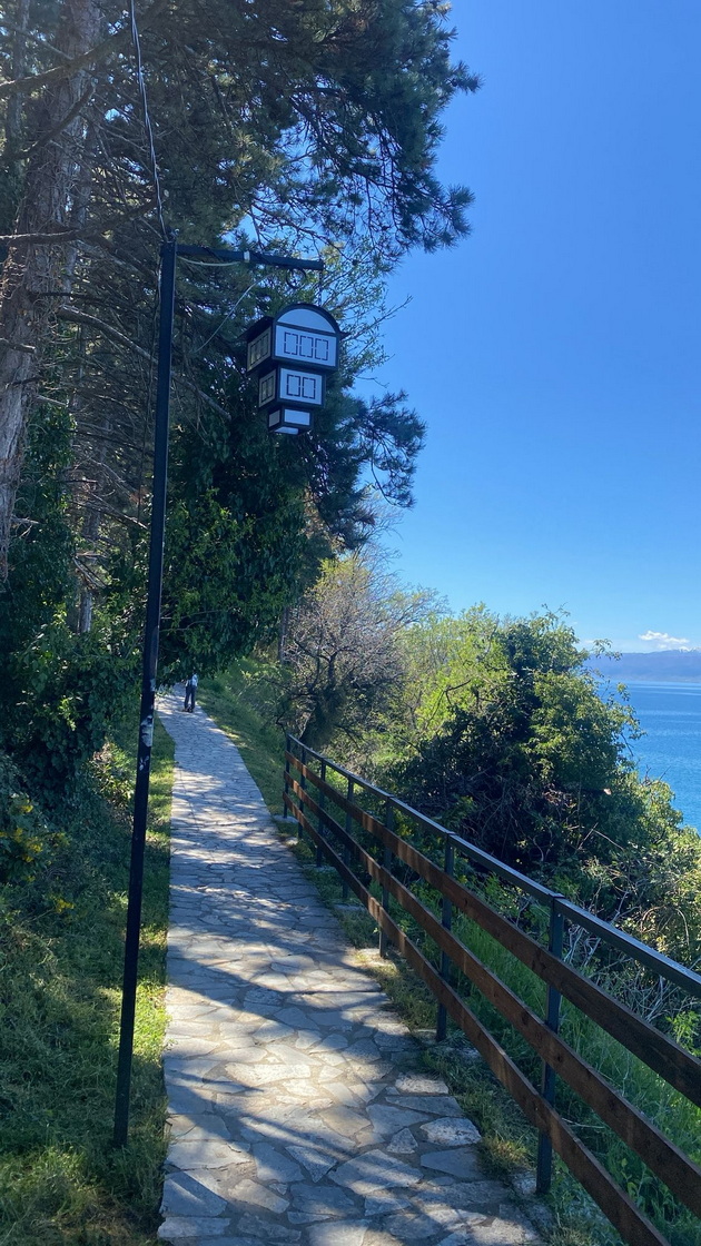 na-odmor-so-magdalena-vo-ohrid-na-tura-so-gliser-vidov-skriena-priroda-kokteli-se-do-500-denari-isto-kolku-vo-komo-13.jpg