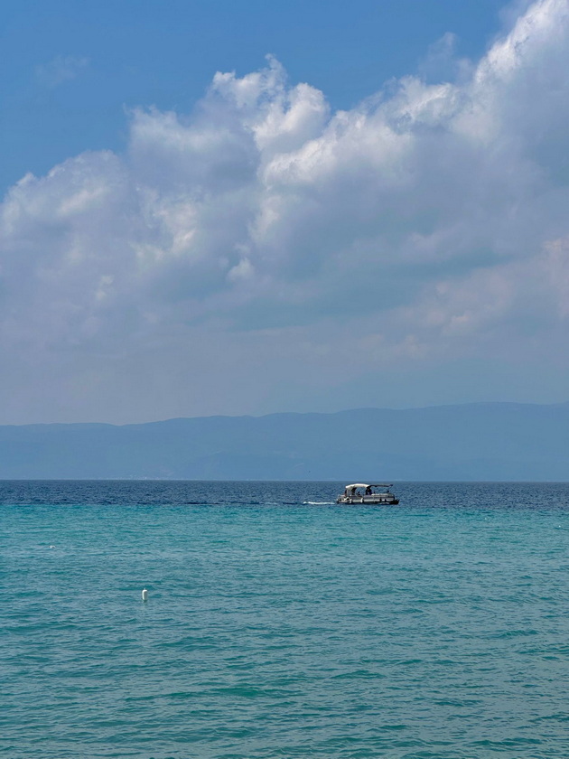 na-odmor-so-magdalena-vo-ohrid-na-tura-so-gliser-vidov-skriena-priroda-kokteli-se-do-500-denari-isto-kolku-vo-komo-16.jpg