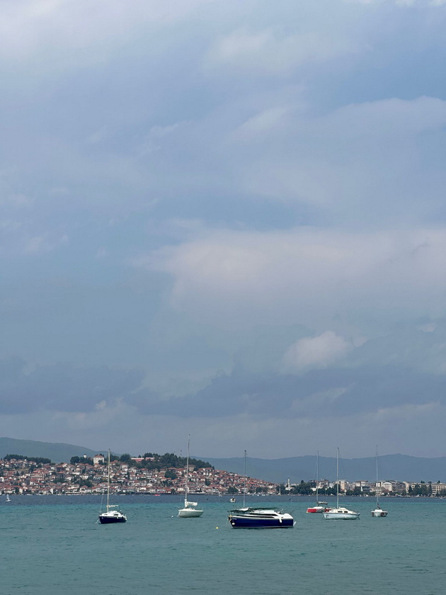na-odmor-so-magdalena-vo-ohrid-na-tura-so-gliser-vidov-skriena-priroda-kokteli-se-do-500-denari-isto-kolku-vo-komo-17.jpg