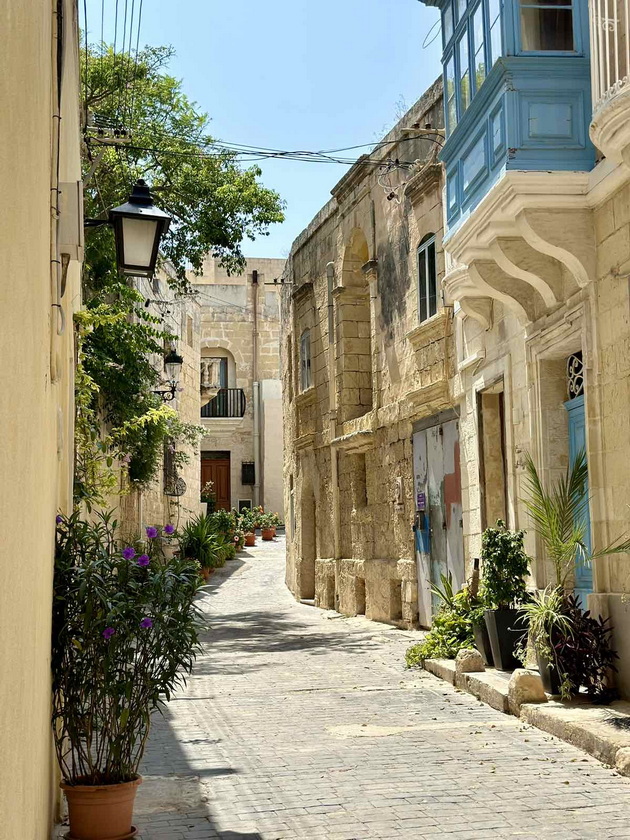 na-odmor-so-stefanija-krzheska-na-malta-ne-mi-se-dopadna-guzhvata-na-plazhite-lezhalki-se-do-30-gradot-birgu-me-voodushevi-02.jpg