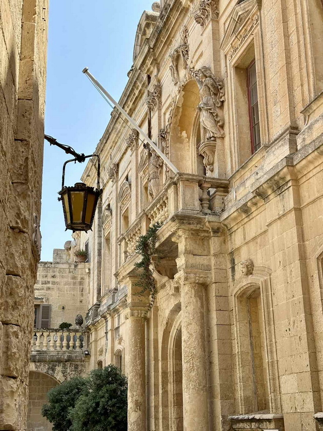 na-odmor-so-stefanija-krzheska-na-malta-ne-mi-se-dopadna-guzhvata-na-plazhite-lezhalki-se-do-30-gradot-birgu-me-voodushevi-06.jpg