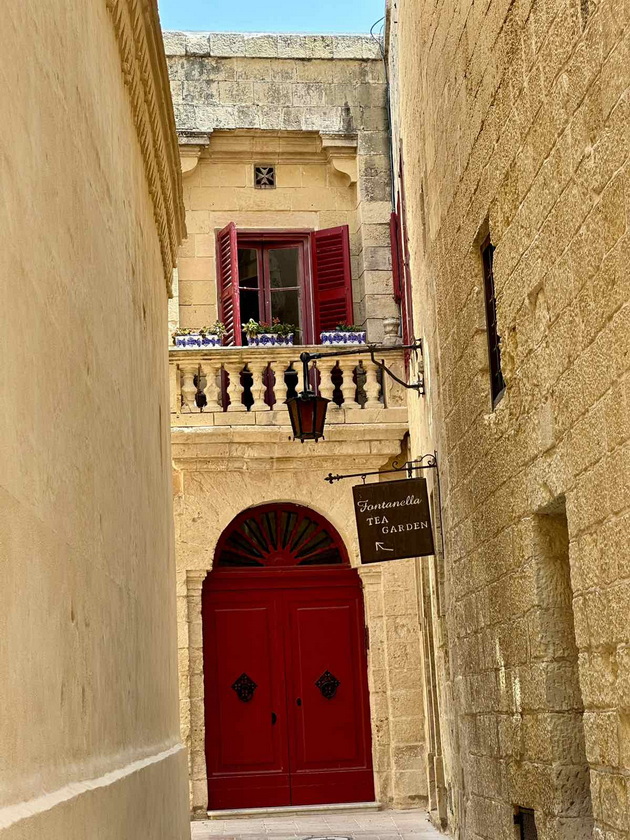 na-odmor-so-stefanija-krzheska-na-malta-ne-mi-se-dopadna-guzhvata-na-plazhite-lezhalki-se-do-30-gradot-birgu-me-voodushevi-08.jpg