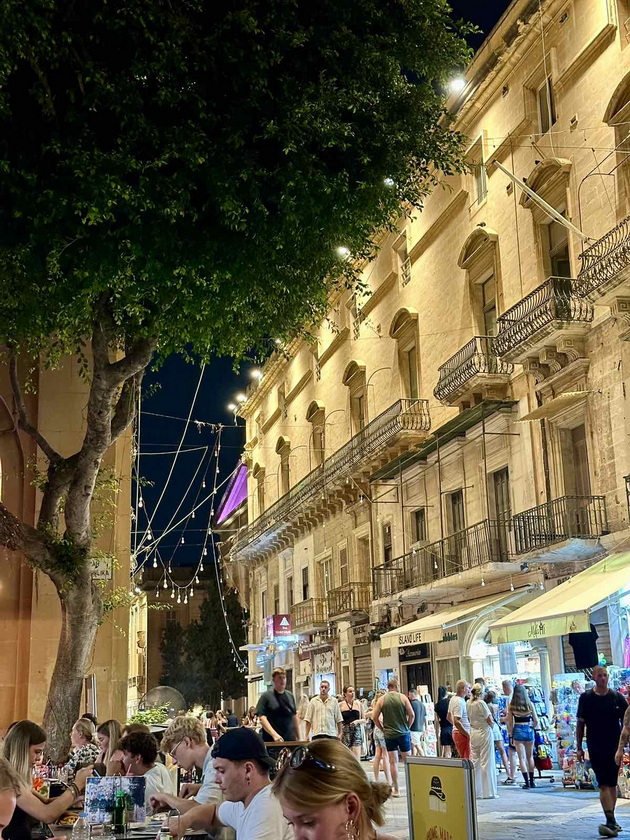 na-odmor-so-stefanija-krzheska-na-malta-ne-mi-se-dopadna-guzhvata-na-plazhite-lezhalki-se-do-30-gradot-birgu-me-voodushevi-43.jpg