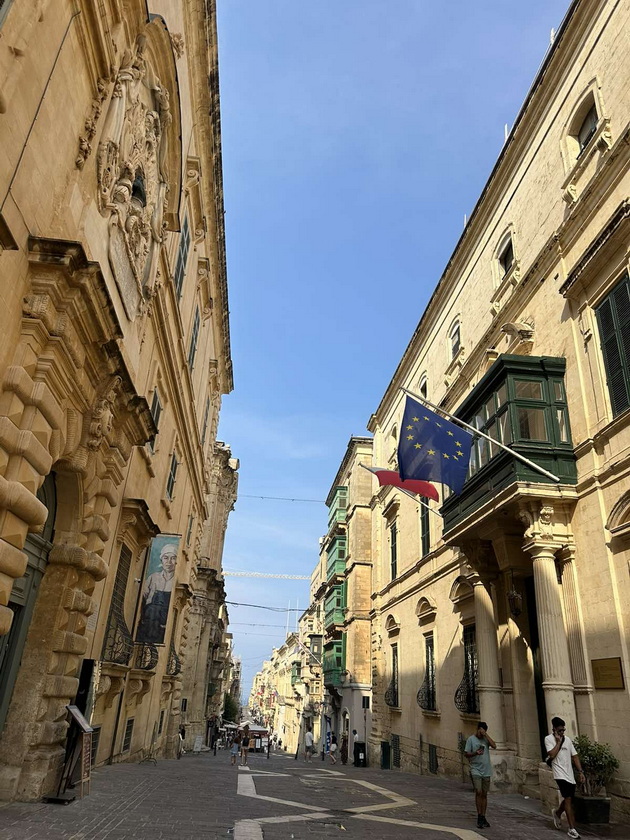 na-odmor-so-stefanija-krzheska-na-malta-ne-mi-se-dopadna-guzhvata-na-plazhite-lezhalki-se-do-30-gradot-birgu-me-voodushevi-52.jpg
