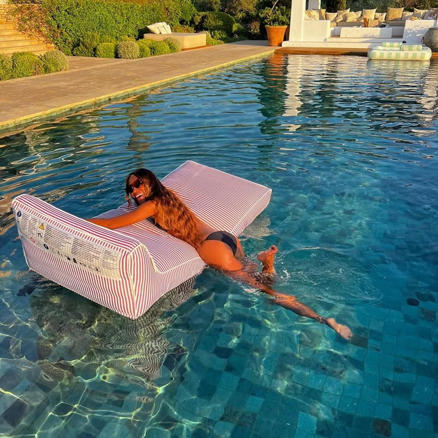 naomi-kempbel-55-ne-staree-zgodna-vo-bikini-so-telo-kako-na-20-godishna-devojka-04.jpg