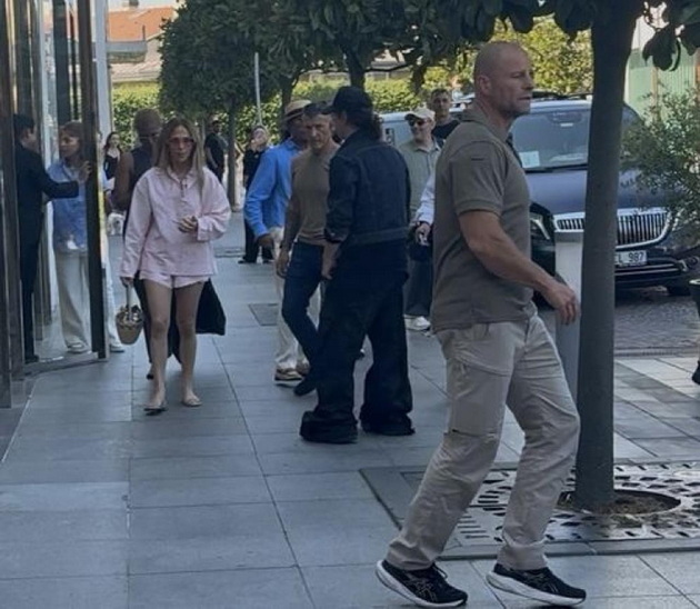 obezbeduvanje-ne-ja-pushti-djenifer-lopez-vo-prodavnica-na-chanel-zaradi-autfitot-kako-izreagira-pejachkata-05.jpg