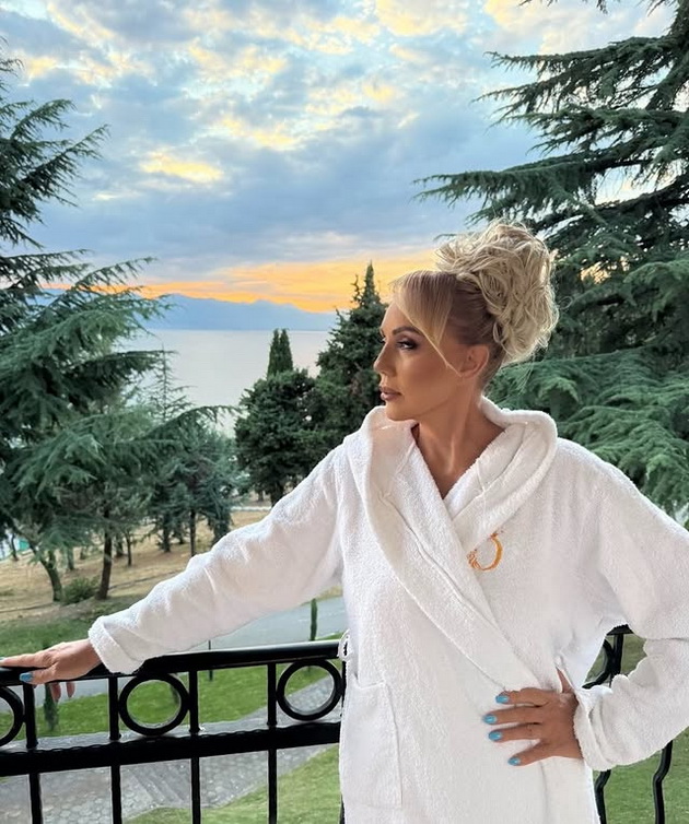 shminkerot-marjan-petrov-ja-razubavi-lepa-brena-za-koncertot-vo-ohrid-spodeli-fotki-od-garderobata-na-pejachkata-03.jpg