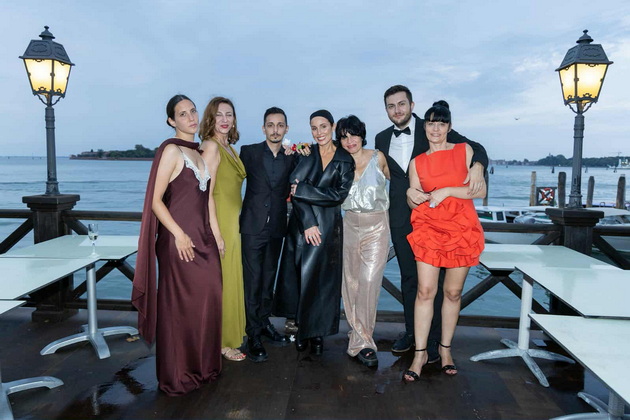 stoechki-ovacii-za-nikola-ristanovski-i-sestrite-mitevski-vo-venecija-filmot-za-majka-tereza-imashe-svetska-premiera-09.jpg