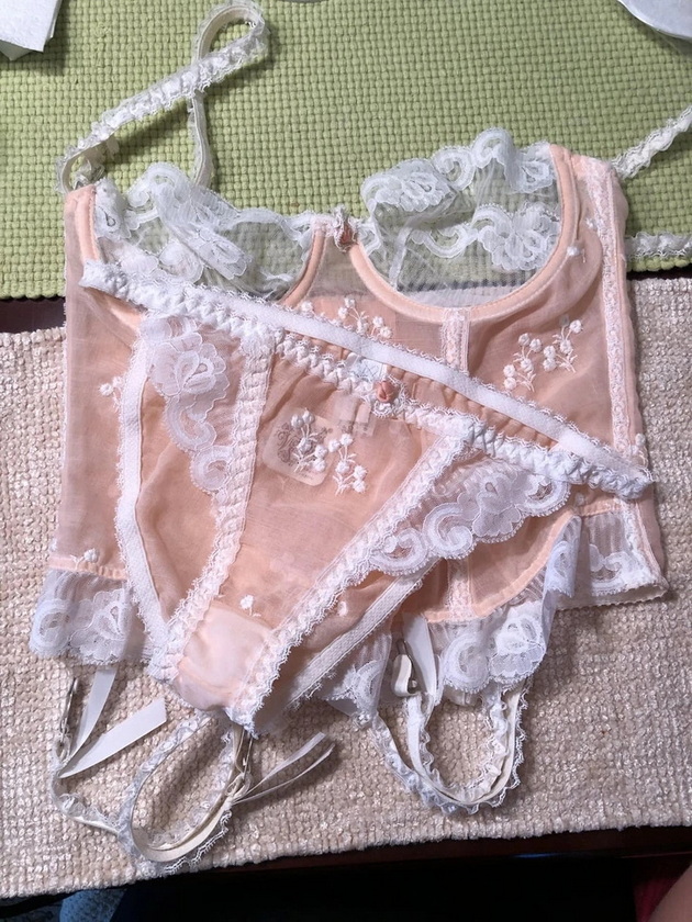 vistinski-biseri-vintidj-set-za-trpezarija-14-lugje-koi-pronajdoa-bogatstvo-vo-prodavnici-od-vtora-raka-08.jpg