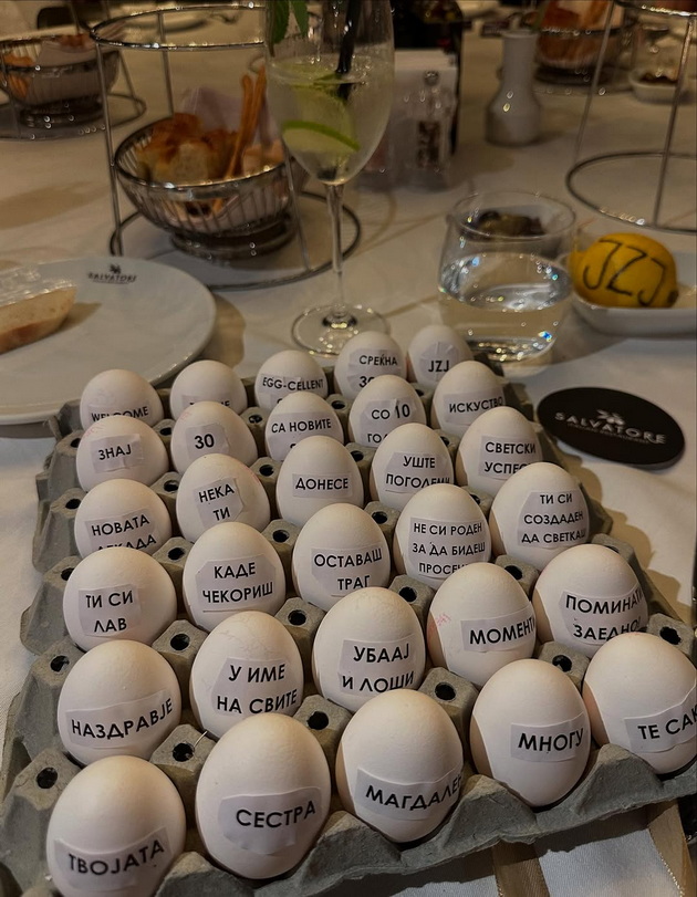 zlatko-jovanovski-proslavi-30-rodenden-so-vpechatliva-frizura-i-palto-so-kristali-od-sestra-si-dobi-tabla-jajca-16_copy.jpg