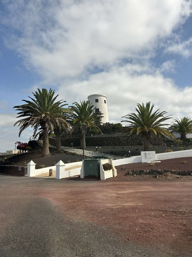 na-odmor-so-jana-klopchevska-na-kanarski-ostrovi-na-lanzarote-piev-vino-od-vulkanska-pochva-fuerteventura-e-pustinska-oaza-kako-na-dve-planeti-02.jpg