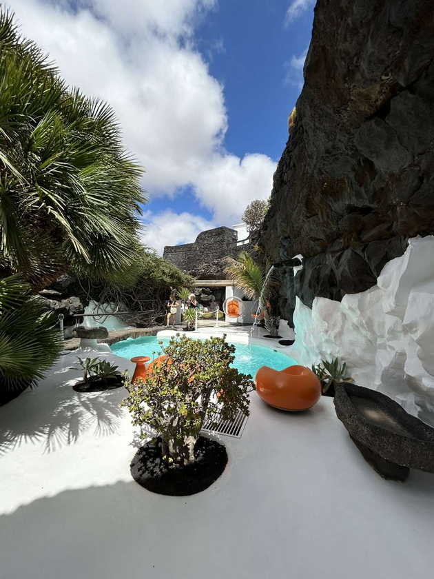 na-odmor-so-jana-klopchevska-na-kanarski-ostrovi-na-lanzarote-piev-vino-od-vulkanska-pochva-fuerteventura-e-pustinska-oaza-kako-na-dve-planeti-03.jpg