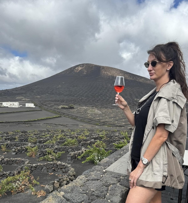 na-odmor-so-jana-klopchevska-na-kanarski-ostrovi-na-lanzarote-piev-vino-od-vulkanska-pochva-fuerteventura-e-pustinska-oaza-kako-na-dve-planeti-11.jpg