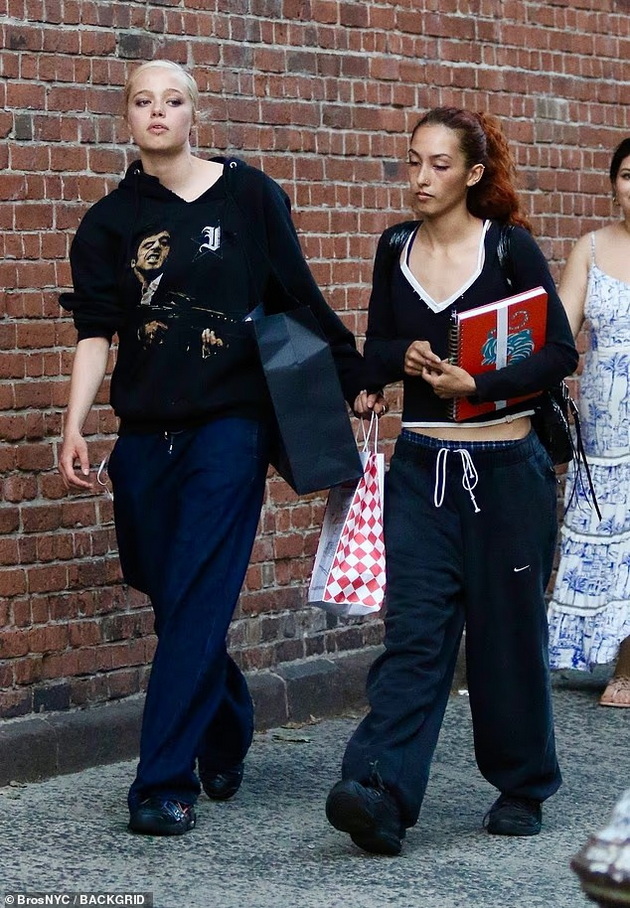 shajlo-djoli-so-nov-imidj-e-kopija-na-majka-i-andjelina-vo-mladosta-ima-platinesta-kosa-i-pirs-na-usta-foto-06.jpg