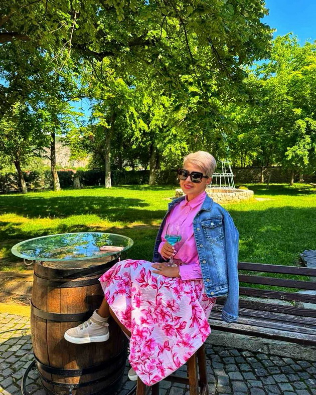 ane--e-dama-so-vpechatliv-stil-nemam-za-luksuz-sakam-vedri-boi-a-kratkata-kosa-mi-e-opsesija-po-hemoterapijata-30.jpg