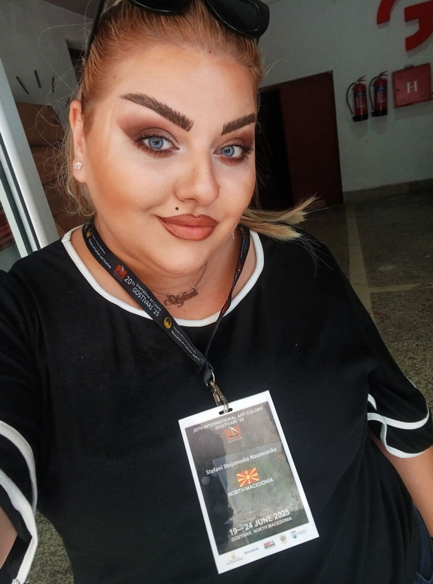 bravo-za-nashite-mladi-talenti-stefani-do-gostivar-koja-crta-so-kafe-vino-i-niza-tehniki-kje-ja-ima-prvata-izlozhba-09.jpg