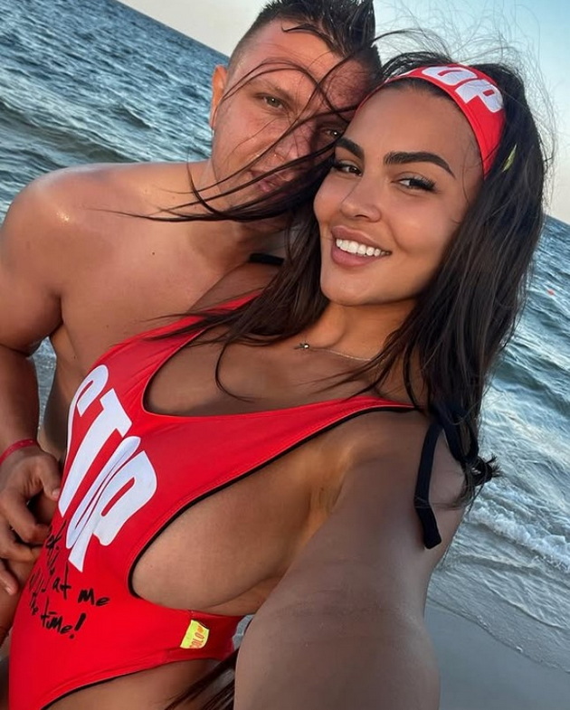 edna-od-najatraktivnite-makedonki-go-proslavi-rodendenot-so-romantichen-napis-na-masa-pa-parot-uzhivashe-na-odmor-foto-08.jpg