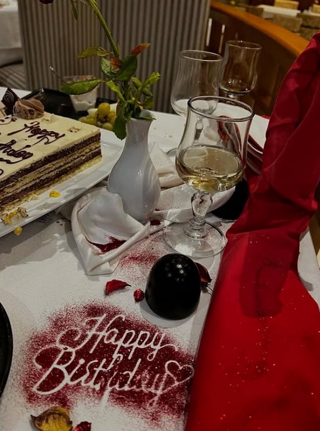 edna-od-najatraktivnite-makedonki-go-proslavi-rodendenot-so-romantichen-napis-na-masa-pa-parot-uzhivashe-na-odmor-foto-13.jpg
