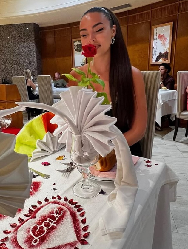 edna-od-najatraktivnite-makedonki-go-proslavi-rodendenot-so-romantichen-napis-na-masa-pa-parot-uzhivashe-na-odmor-foto-16.jpg