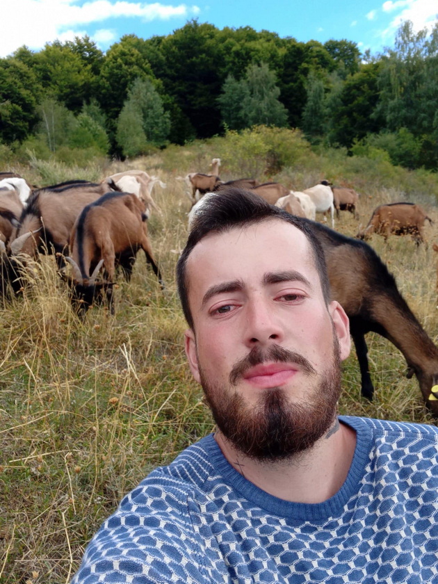 filip-mitovski-26-e-kozar-i-zemjodelec-imam-150-kozi-stanuvam-vo-6-chasot-nautro-za-da-gi-izmolzam-02.jpg