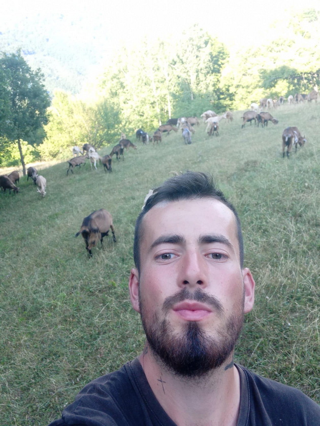 filip-mitovski-26-e-kozar-i-zemjodelec-imam-150-kozi-stanuvam-vo-6-chasot-nautro-za-da-gi-izmolzam-07.jpg