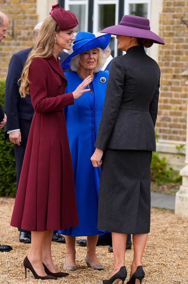 i-go-mrazam-fustanot-melanija-dominira-pokraj-donald-tramp-vo-hrabar-fustan-shto-gi-podeli-mislenjata-02.jpg