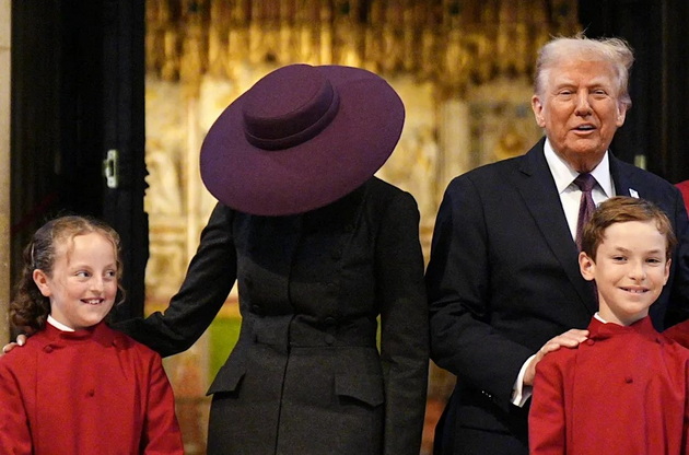 i-go-mrazam-fustanot-melanija-dominira-pokraj-donald-tramp-vo-hrabar-fustan-shto-gi-podeli-mislenjata-04_1.jpg
