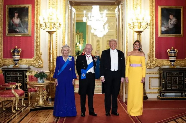 i-go-mrazam-fustanot-melanija-dominira-pokraj-donald-tramp-vo-hrabar-fustan-shto-gi-podeli-mislenjata-07.jpg