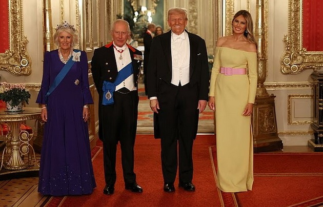 i-go-mrazam-fustanot-melanija-dominira-pokraj-donald-tramp-vo-hrabar-fustan-shto-gi-podeli-mislenjata-08.jpg