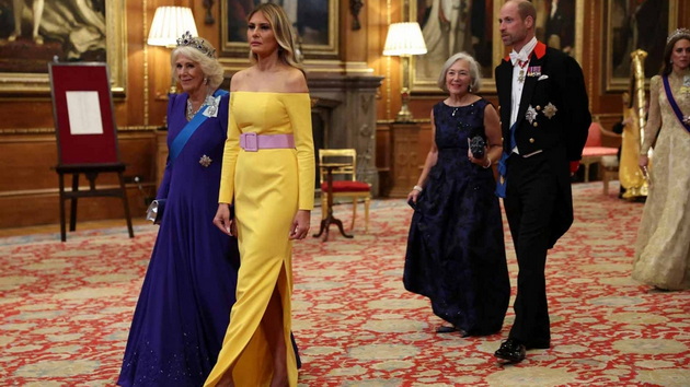 i-go-mrazam-fustanot-melanija-dominira-pokraj-donald-tramp-vo-hrabar-fustan-shto-gi-podeli-mislenjata-09.jpg