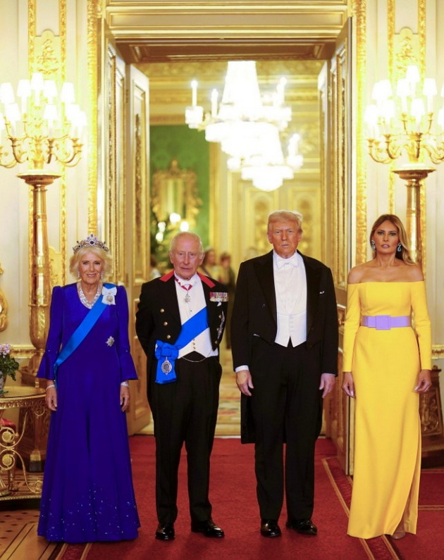i-go-mrazam-fustanot-melanija-dominira-pokraj-donald-tramp-vo-hrabar-fustan-shto-gi-podeli-mislenjata-10.jpg