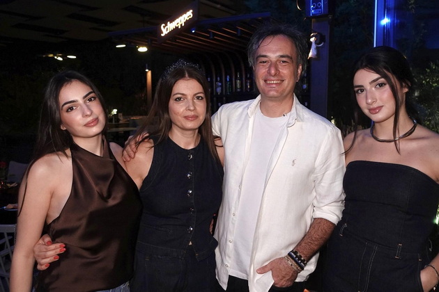 irina-vljubeno-go-gleda-pavle-kamiloski-elena-stojanovska-pred-novata-crkva-vo-skopje-shto-pravat-makedonskite-dzvezdi-denovive-10.jpg