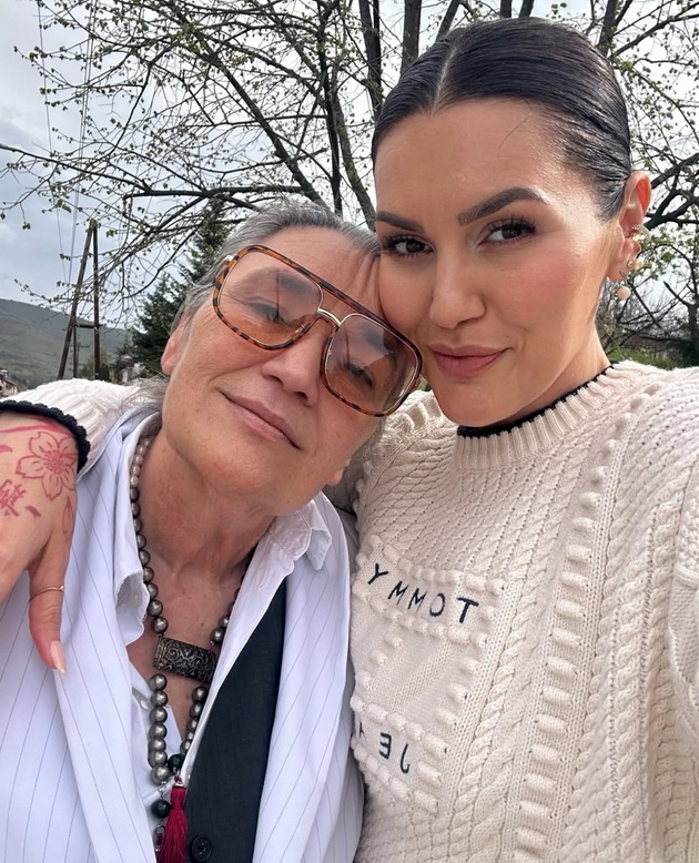ivana-knez-majka-mi-iako-zhivee-na-selo-gi-soblekuva-gumenite-chizmi-oblekuva-potpetici-i-bleska-idol-mi-e-02.jpeg