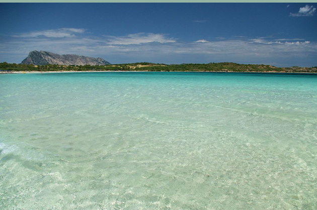 jana-aceski-za-semejnoto-patuvanje-na-sardinija-na-nekoi-plazhi-mora-rezervacija-a-set-lezhalki-se-od-30-pa-do-400-evra-03.jpeg