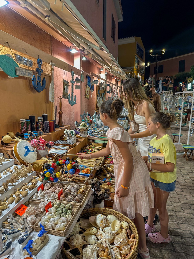 jana-aceski-za-semejnoto-patuvanje-na-sardinija-na-nekoi-plazhi-mora-rezervacija-a-set-lezhalki-se-od-30-pa-do-400-evra-16.jpeg