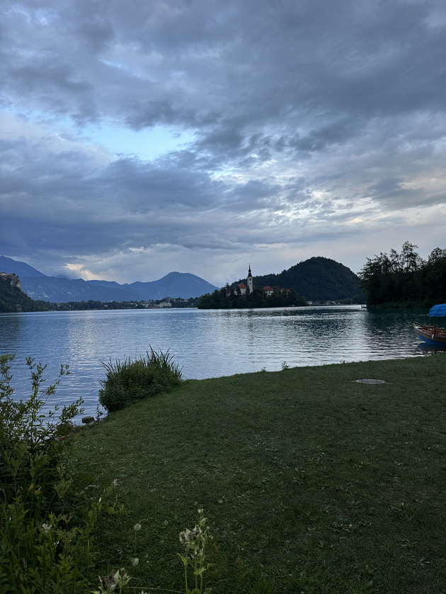 jana-aceski-za-semejnoto-patuvanje-na-sardinija-na-nekoi-plazhi-mora-rezervacija-a-set-lezhalki-se-od-30-pa-do-400-evra-18.jpeg