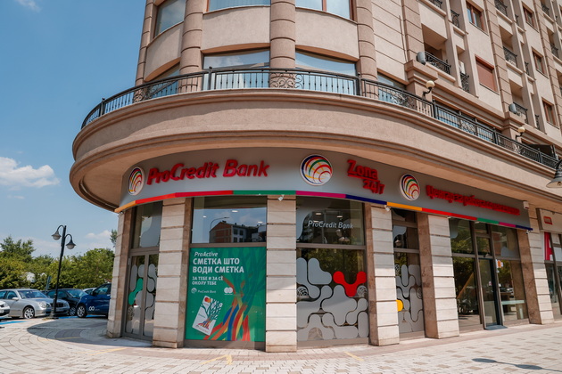 na-gosti-vo-edna-od-najubavite-bankarski-filijali-vo-skopje-poglednete-go-odblisku-noviot-centar-za-rabota-so-naselenie-na-prokredit-banka-05_copy.JPG