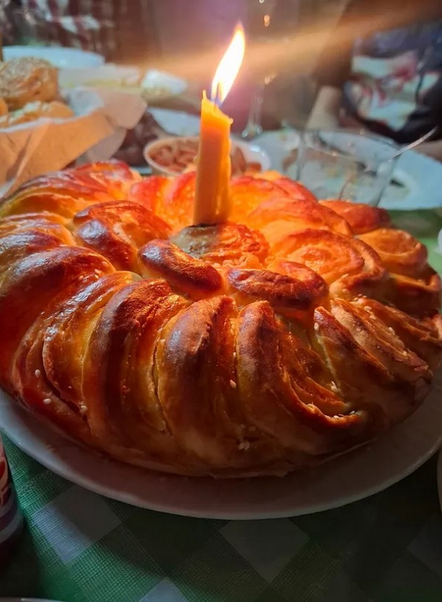 novinarkata-aleksandra-spirovska-proslavi-rodenden-so-kjerkite-od-brakot-so-pere-nokaut-i-torti-od-soprugot-kosharkar-08.jpg