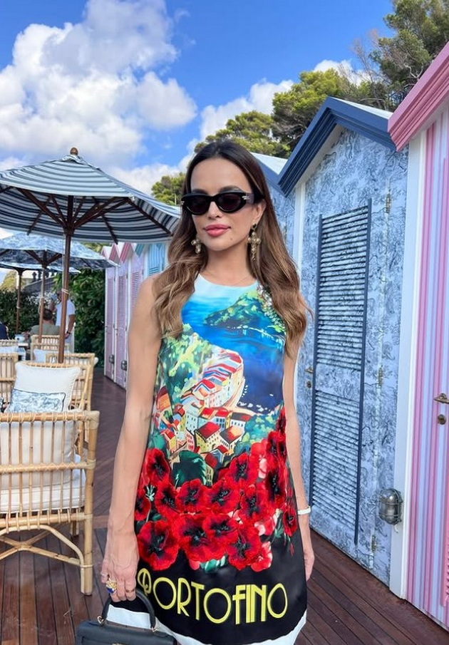 severina-na-53-godini-bleska-vo-bikini-na-odmor-vo-italija-prosheta-i-vo-sovrshen-fustan-02.jpg