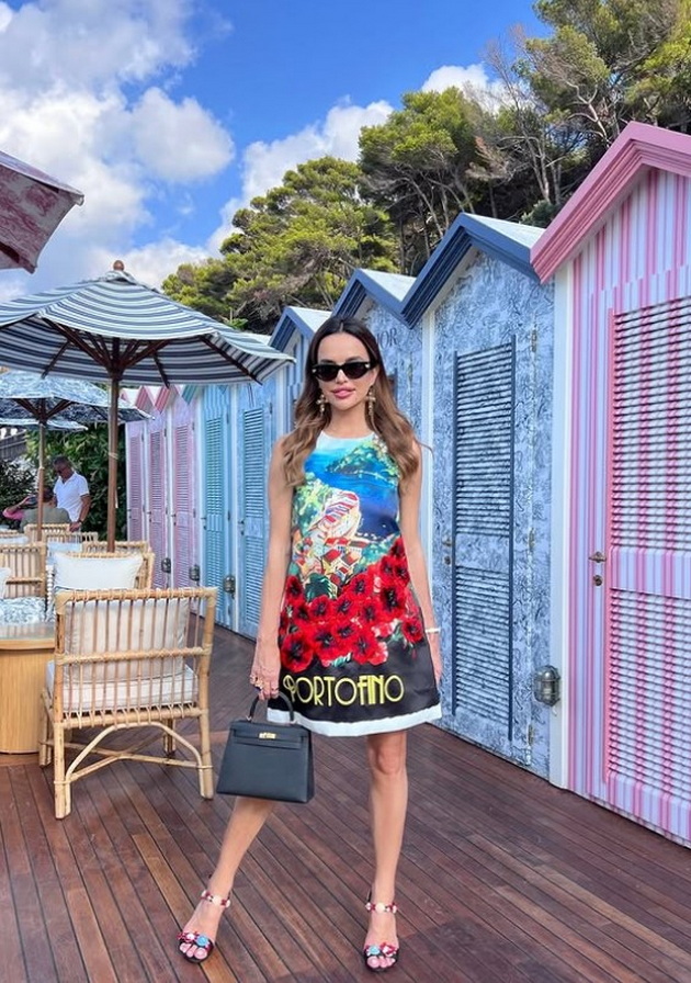 severina-na-53-godini-bleska-vo-bikini-na-odmor-vo-italija-prosheta-i-vo-sovrshen-fustan-03.jpg