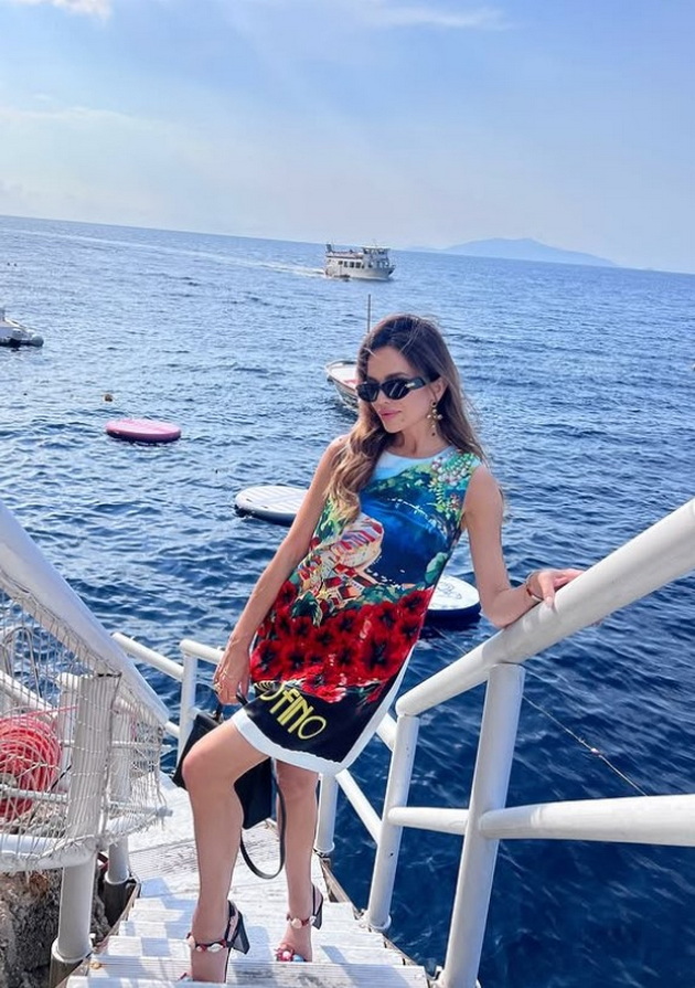 severina-na-53-godini-bleska-vo-bikini-na-odmor-vo-italija-prosheta-i-vo-sovrshen-fustan-05.jpg