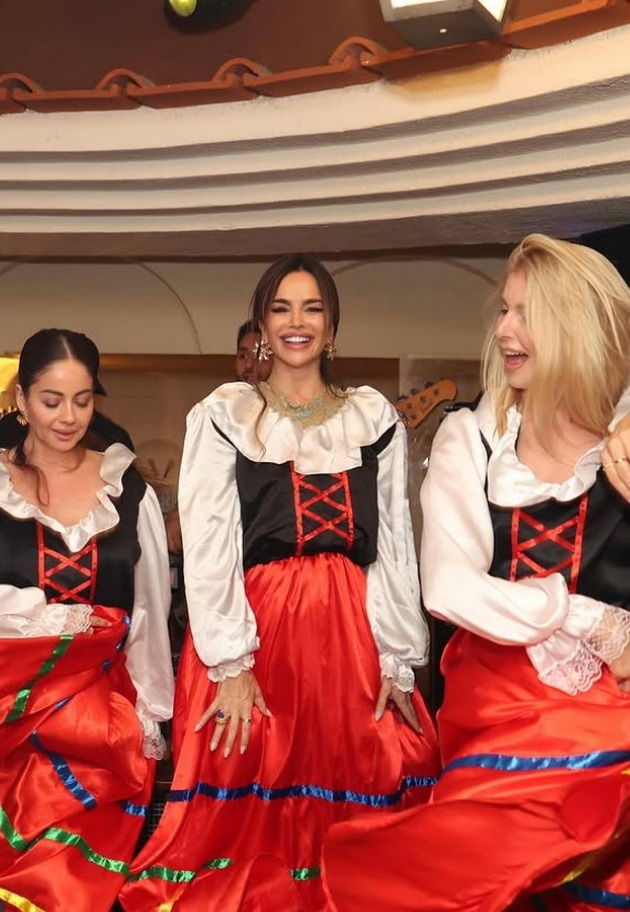 severina-na-53-godini-bleska-vo-bikini-na-odmor-vo-italija-prosheta-i-vo-sovrshen-fustan-15.jpg