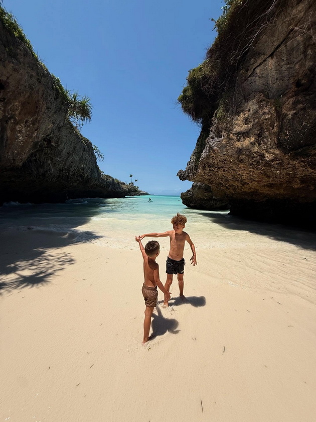 tuna-sejdi-uzhiva-na-zanzibar-na-odmor-so-decata-gali-zhelki-odi-na-spektakularni-plazhi-foto-02.jpg