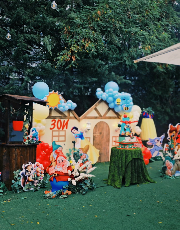 zoi-6-od-skopje-proslavi-rodenden-so-6-metarska-replika-na-kukjata-na-snezhana-i-7-te-djudjinja-foto-09.jpg