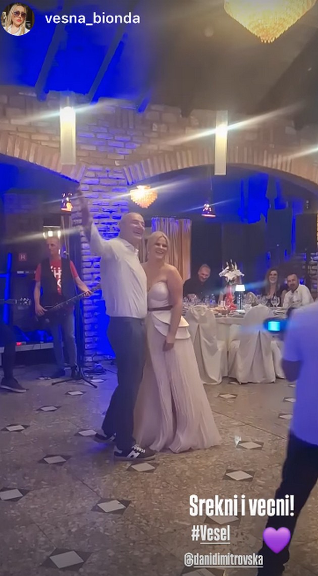 dani-dimitrovska-i-sakaniot-goran-napravija-svadba-pejachkata-blesna-vo-unikatna-venchanica-soprugot-vo-polezherno-izdanie-foto-21.jpg