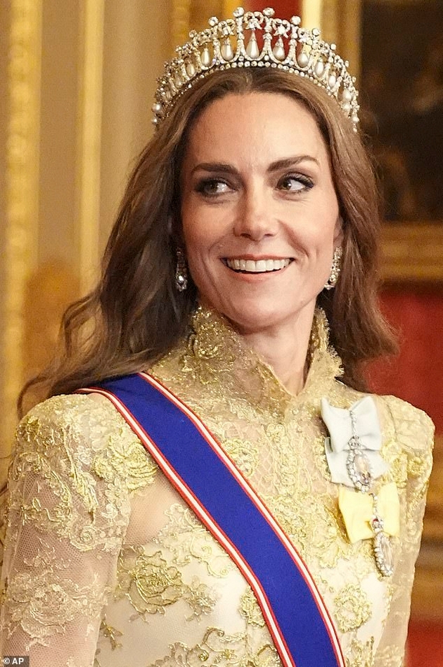 kejt-midlton-so-kruna-na-princezata-dijana-donald-i-melanija-glavni-gosti-kako-pomina-raskoshniot-banket-vo-zamokot-vindzor-06.JPG